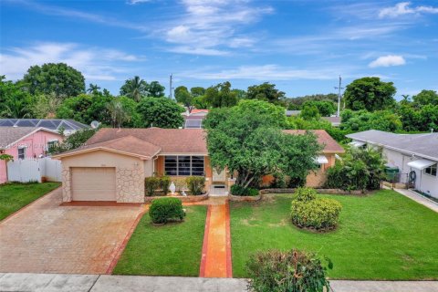 House in Pembroke Pines, Florida 4 bedrooms, 168.34 sq.m. № 1880281 - photo 2