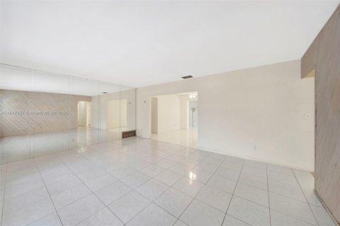 House in Pembroke Pines, Florida 4 bedrooms, 168.34 sq.m. № 1880281 - photo 7