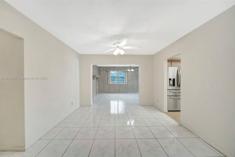 House in Pembroke Pines, Florida 4 bedrooms, 168.34 sq.m. № 1880281 - photo 12