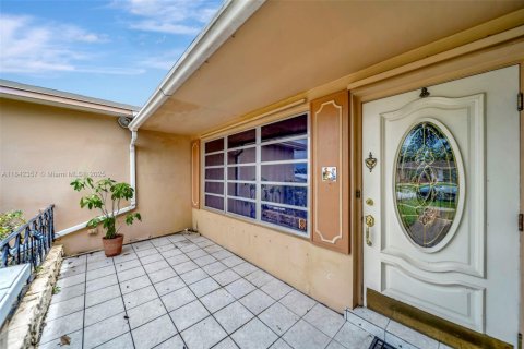 House in Pembroke Pines, Florida 4 bedrooms, 168.34 sq.m. № 1880281 - photo 6