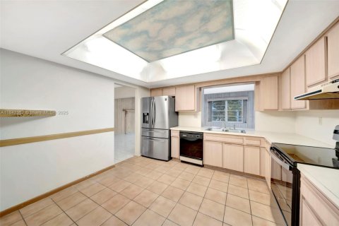 House in Pembroke Pines, Florida 4 bedrooms, 168.34 sq.m. № 1880281 - photo 18