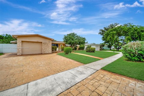 House in Pembroke Pines, Florida 4 bedrooms, 168.34 sq.m. № 1880281 - photo 3
