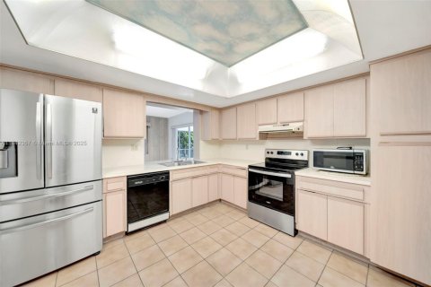 House in Pembroke Pines, Florida 4 bedrooms, 168.34 sq.m. № 1880281 - photo 17