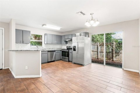 House in Saint Petersburg, Florida 3 bedrooms, 111.48 sq.m. № 2345332 - photo 7