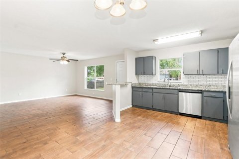 House in Saint Petersburg, Florida 3 bedrooms, 111.48 sq.m. № 2345332 - photo 8