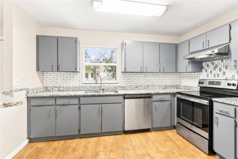 House in Saint Petersburg, Florida 3 bedrooms, 111.48 sq.m. № 2345332 - photo 9