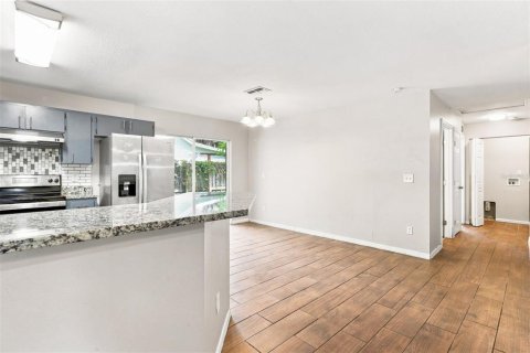 House in Saint Petersburg, Florida 3 bedrooms, 111.48 sq.m. № 2345332 - photo 6