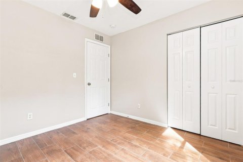 House in Saint Petersburg, Florida 3 bedrooms, 111.48 sq.m. № 2345332 - photo 17