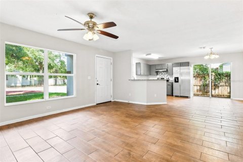 House in Saint Petersburg, Florida 3 bedrooms, 111.48 sq.m. № 2345332 - photo 5