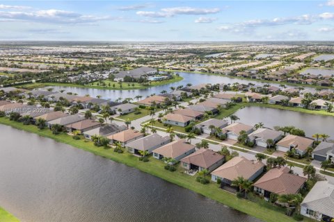 House in Port St. Lucie, Florida 3 bedrooms, 148.55 sq.m. № 2003110 - photo 13