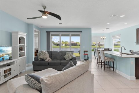 House in Port St. Lucie, Florida 3 bedrooms, 148.55 sq.m. № 2003110 - photo 24