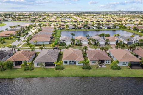 House in Port St. Lucie, Florida 3 bedrooms, 148.55 sq.m. № 2003110 - photo 12