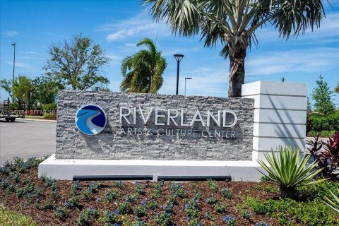 House in Port St. Lucie, Florida 3 bedrooms, 148.55 sq.m. № 2003110 - photo 2