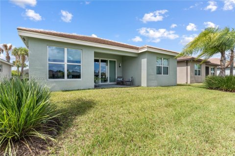House in Port St. Lucie, Florida 3 bedrooms, 148.55 sq.m. № 2003110 - photo 19