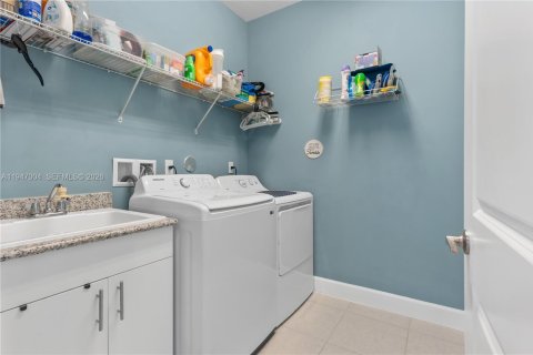 House in Port St. Lucie, Florida 3 bedrooms, 148.55 sq.m. № 2003110 - photo 23