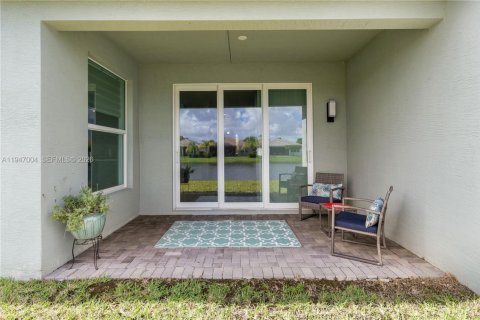 House in Port St. Lucie, Florida 3 bedrooms, 148.55 sq.m. № 2003110 - photo 18