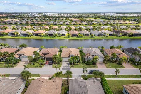 House in Port St. Lucie, Florida 3 bedrooms, 148.55 sq.m. № 2003110 - photo 11