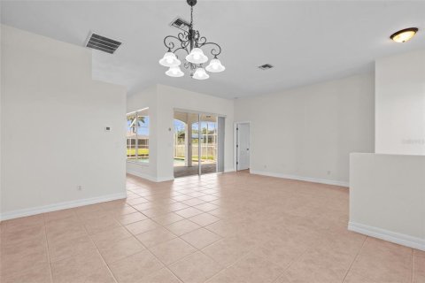 House in Cape Coral, Florida 3 bedrooms, 204.01 sq.m. № 1649044 - photo 15