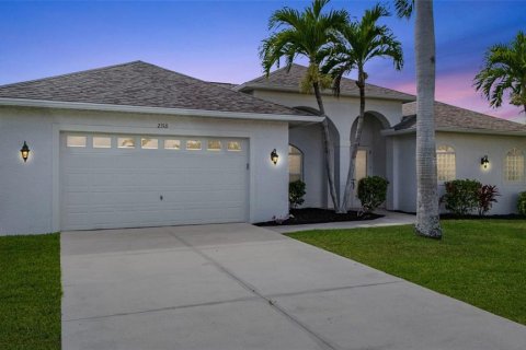 House in Cape Coral, Florida 3 bedrooms, 204.01 sq.m. № 1649044 - photo 1