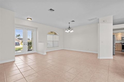 House in Cape Coral, Florida 3 bedrooms, 204.01 sq.m. № 1649044 - photo 13