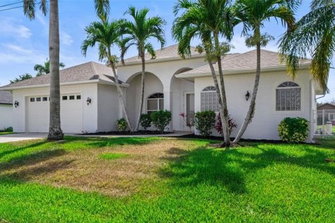 House in Cape Coral, Florida 3 bedrooms, 204.01 sq.m. № 1649044 - photo 8