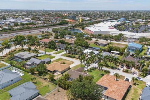 House in Cape Coral, Florida 3 bedrooms, 204.01 sq.m. № 1649044 - photo 6