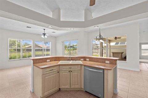 House in Cape Coral, Florida 3 bedrooms, 204.01 sq.m. № 1649044 - photo 25