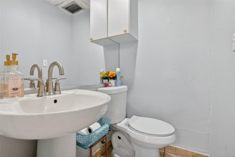 Propiedad comercial en venta en Miami, Florida № 2054793 - foto 18