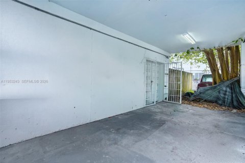 Propiedad comercial en venta en Miami, Florida № 2054793 - foto 23