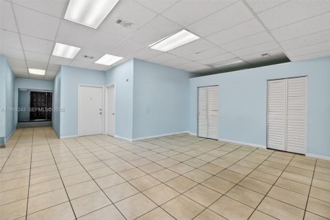 Propiedad comercial en venta en Miami, Florida № 2054793 - foto 16