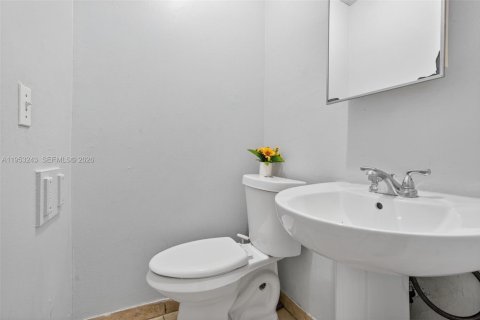 Propiedad comercial en venta en Miami, Florida № 2054793 - foto 19