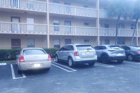 Condo in Tamarac, Florida, 1 bedroom  № 1972117 - photo 17