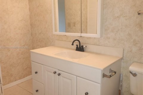 Condo in Tamarac, Florida, 1 bedroom  № 1972117 - photo 12