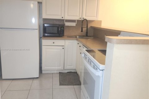 Condo in Tamarac, Florida, 1 bedroom  № 1972117 - photo 4