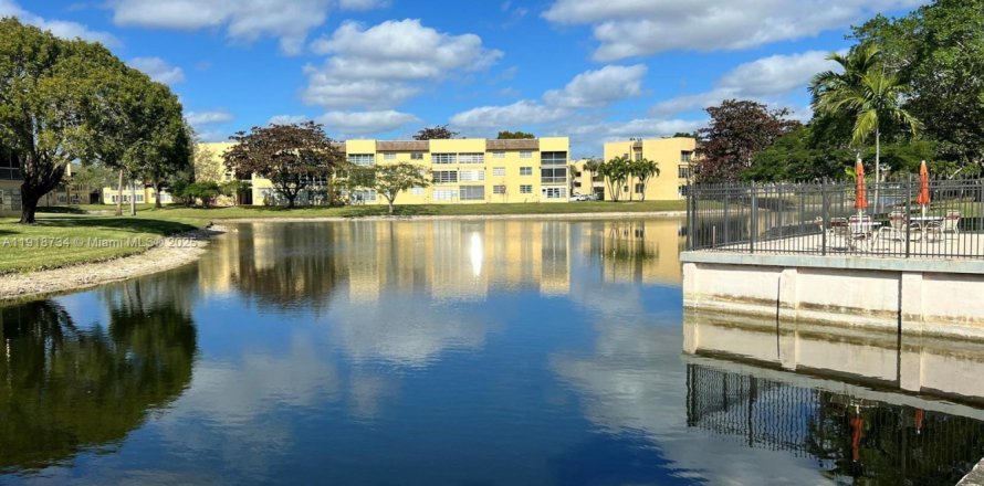 Condo in Tamarac, Florida, 1 bedroom  № 1972117