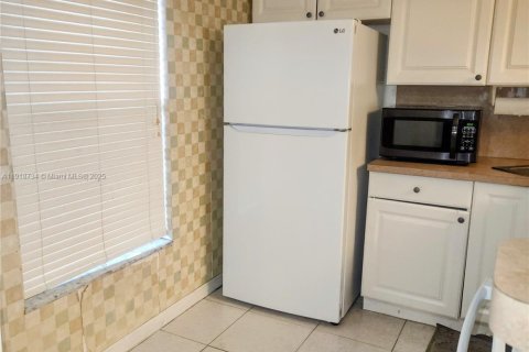 Condo in Tamarac, Florida, 1 bedroom  № 1972117 - photo 5