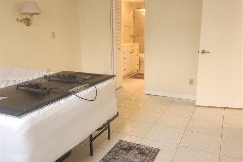 Condo in Tamarac, Florida, 1 bedroom  № 1972117 - photo 10