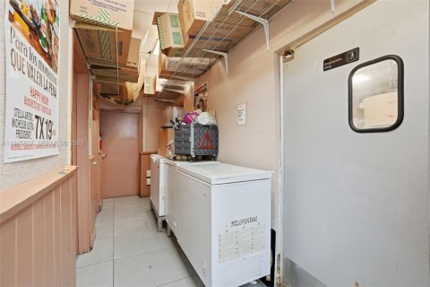 Купить коммерческую недвижимость в Хайалиа, Флорида № 2152881 - фото 2