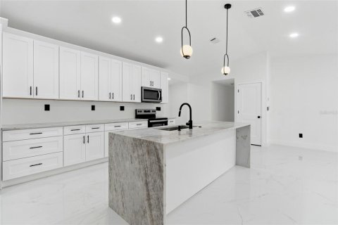Villa ou maison à vendre à Tampa, Floride: 4 chambres, 171.22 m2 № 2422725 - photo 9