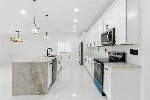 Villa ou maison à vendre à Tampa, Floride: 4 chambres, 171.22 m2 № 2422725 - photo 10
