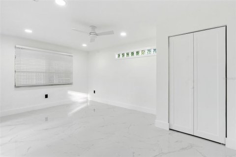 Villa ou maison à vendre à Tampa, Floride: 4 chambres, 171.22 m2 № 2422725 - photo 15