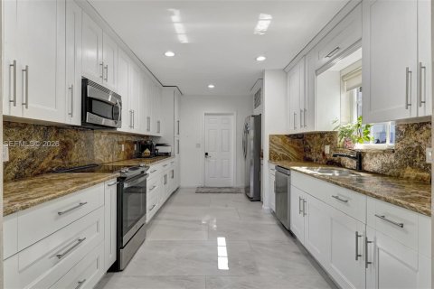 Villa ou maison à vendre à Hollywood, Floride: 3 chambres, 161.28 m2 № 2010848 - photo 17