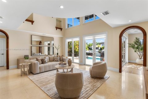 House in Coral Gables, Florida 5 bedrooms, 380.53 sq.m. № 1599087 - photo 4