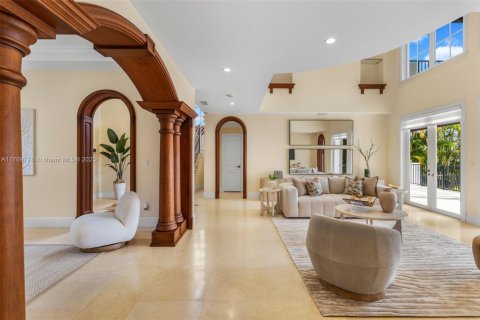 House in Coral Gables, Florida 5 bedrooms, 380.53 sq.m. № 1599087 - photo 15