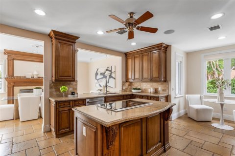 House in Coral Gables, Florida 5 bedrooms, 380.53 sq.m. № 1599087 - photo 24