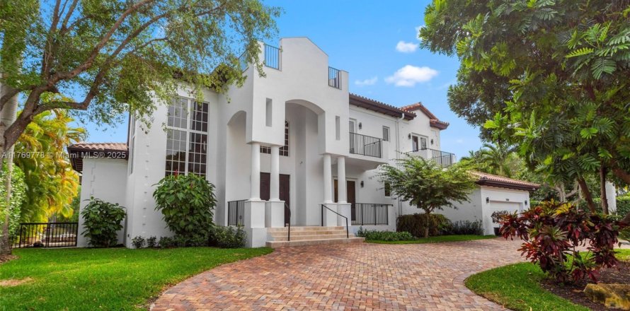 House in Coral Gables, Florida 5 bedrooms, 380.53 sq.m. № 1599087