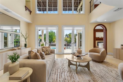 House in Coral Gables, Florida 5 bedrooms, 380.53 sq.m. № 1599087 - photo 13