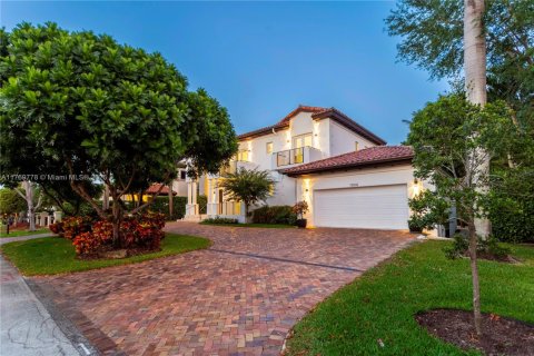 House in Coral Gables, Florida 5 bedrooms, 380.53 sq.m. № 1599087 - photo 3