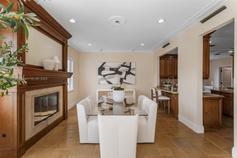 House in Coral Gables, Florida 5 bedrooms, 380.53 sq.m. № 1599087 - photo 20
