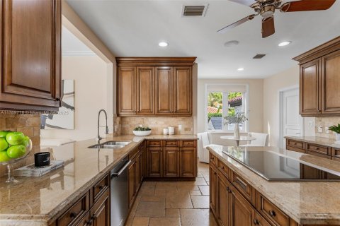 House in Coral Gables, Florida 5 bedrooms, 380.53 sq.m. № 1599087 - photo 25